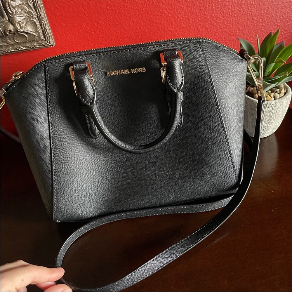 Like new. Michael kors medium crossbody purse